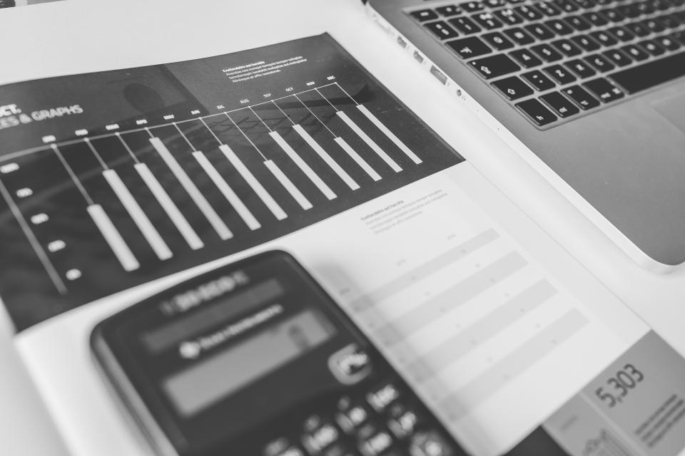 Finanzplanung mit Taschenrechner und Unterlagen